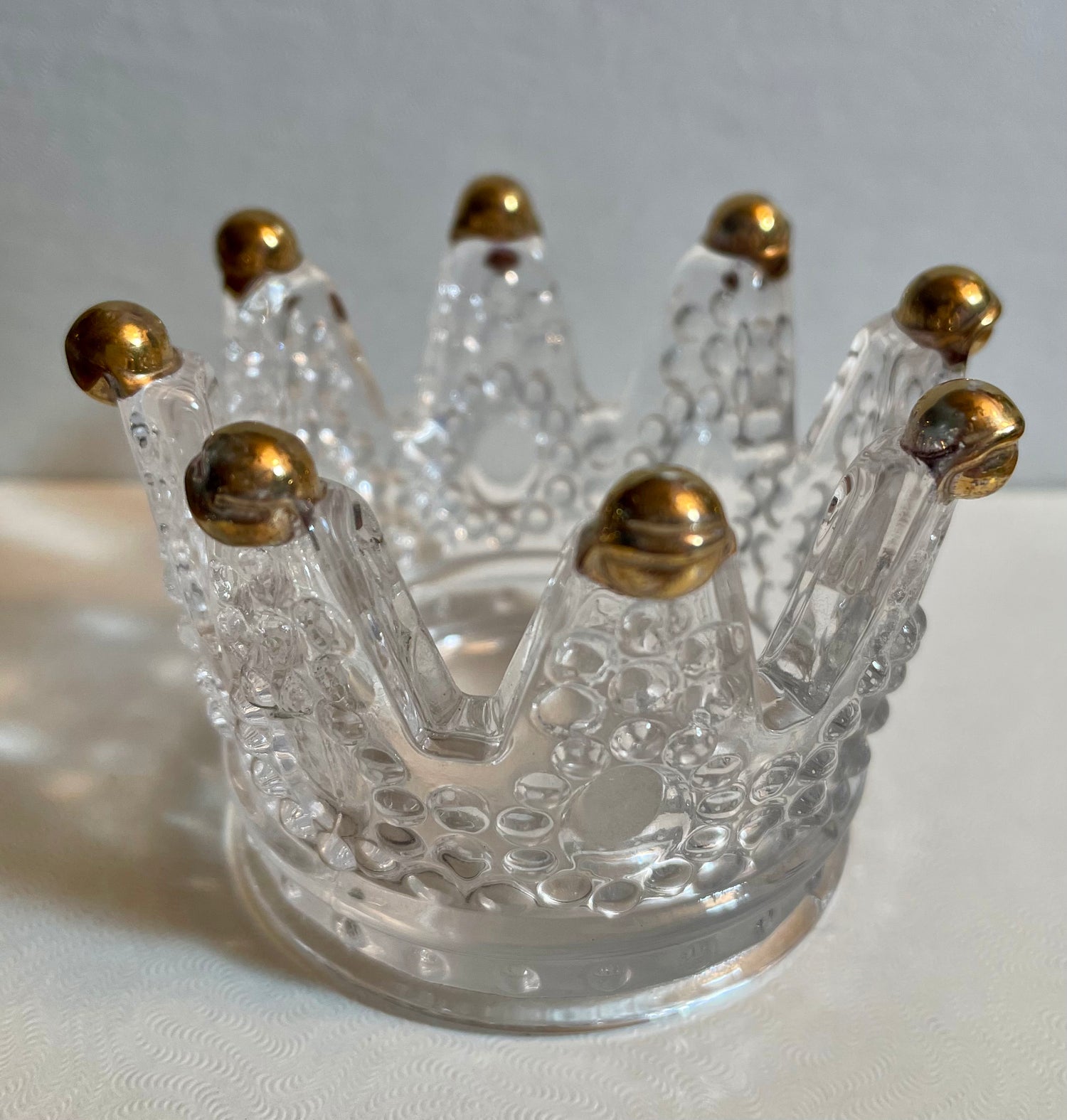 Crown tealight holder with gold tips